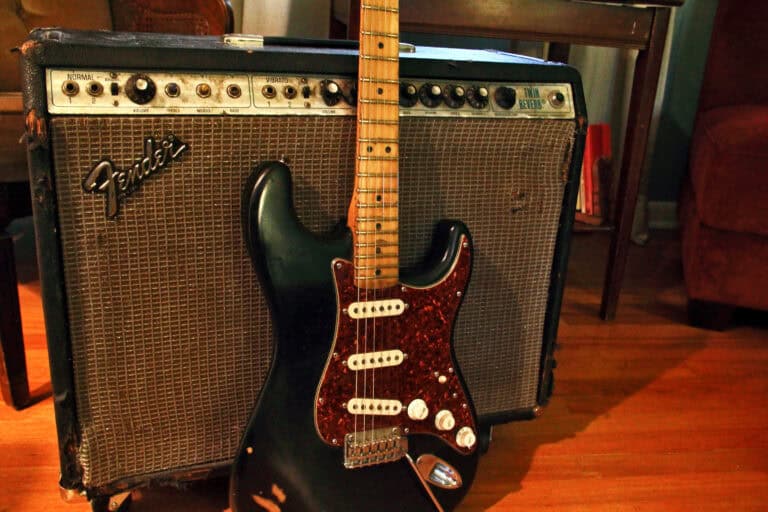 Finder Statocaster leaning agains a Twin Reverb amplifier